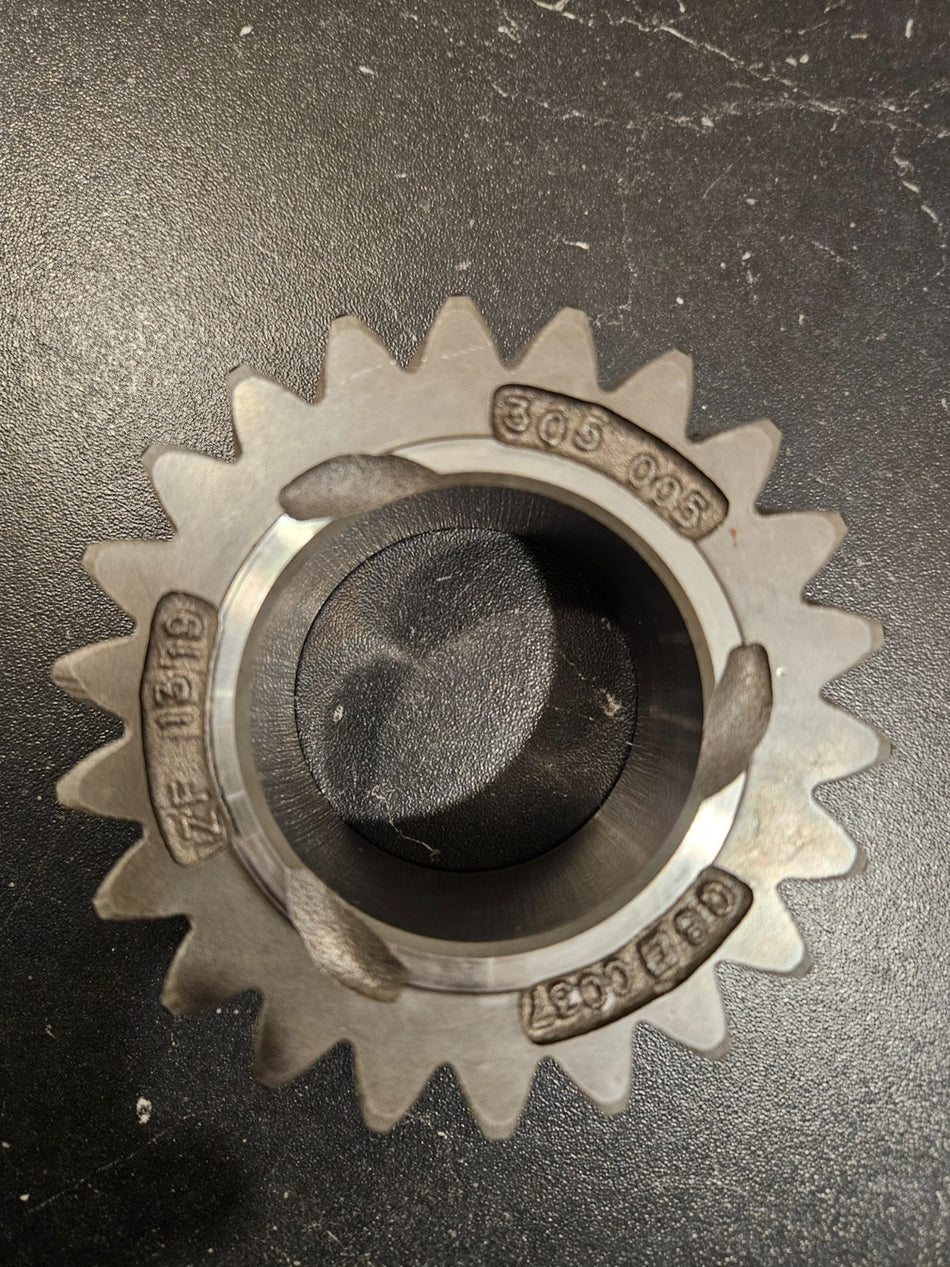 ZF S6-650 reverse idler gear 22T shown from above with visible teeth and internal hole.